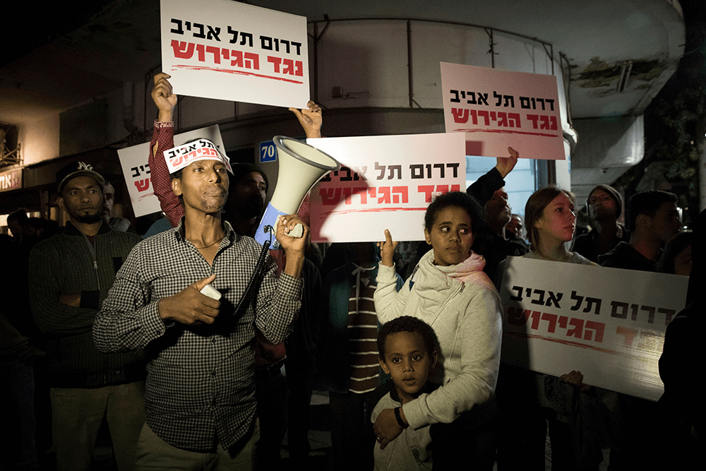  Gemeinsamer Protest von Anwohnern und Geflüchteten gegen die geplanten Abschiebungen. Auf den Schildern steht: "Süd-Tel Aviv gegen Abschiebung", 2014. Foto: Activestills.