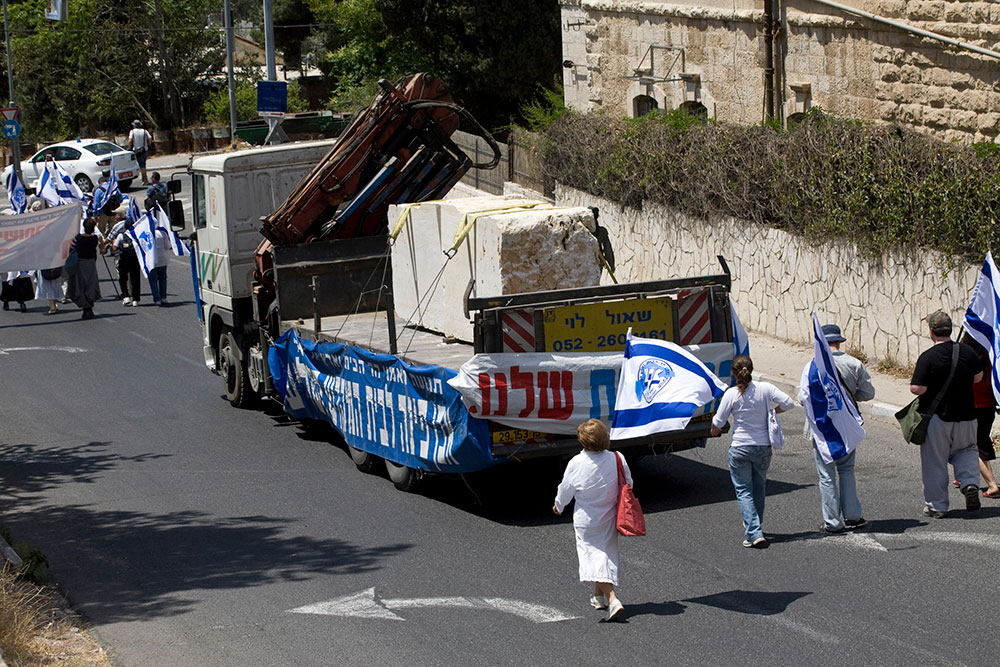  Die Tempelberg-Bewegung demonstriert mit dem symbolischen Transport eines Steins für den Aufbau des Dritten Tempels, Jerusalem, 2009. Foto:Activestills