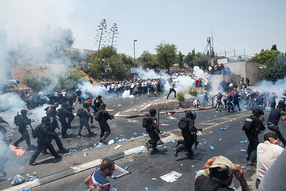  Gewaltvolle Auseinandersetzungen wegen der Sperrung der Altstadt für Männer über 50 Jahre, Wadi Al Joz, Ostjerusalem, 2017. Foto: Activestills