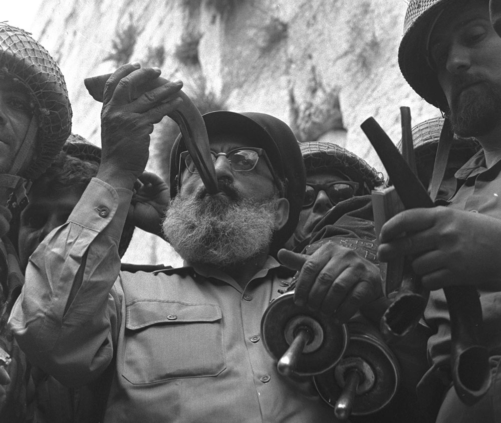  Militärrabbiner Schlomo Goren umringt von Soldaten an der Klagemauer, mit Schofar und Torarollen, 1967. Foto: GPO