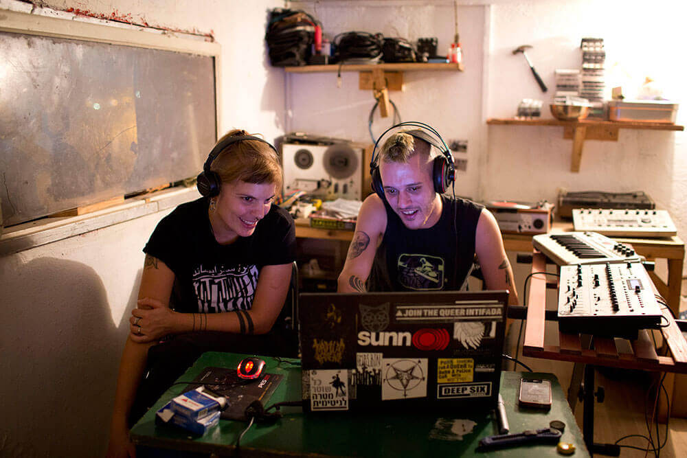  Tom beim Musikmachen in seinem Zimmer im Süden von Tel Aviv, 2012