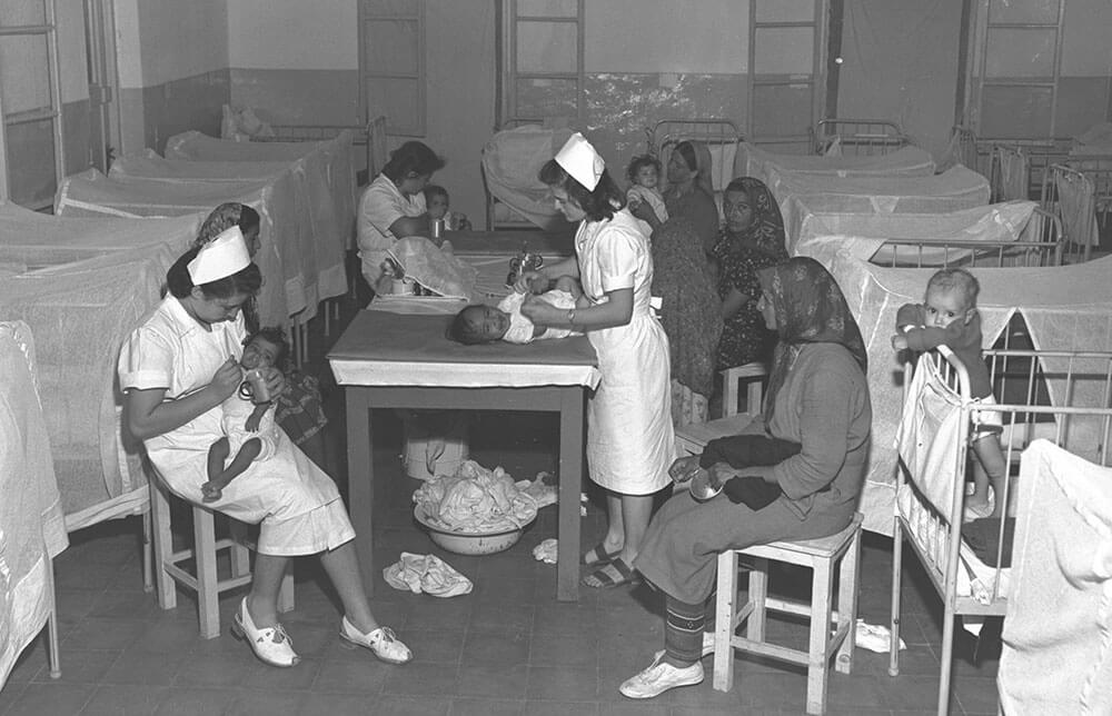  Krankenschwestern und jeminitische Mütter mit ihren Kindern im Ma'abara Rosh Ha'ayin 1949. Foto: GPO