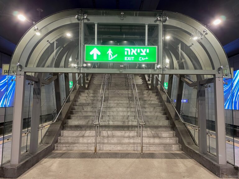 Trilinguales Schild an einem Jerusalemer Bahnhof, Februar 2023. Foto: Yoav Shemer