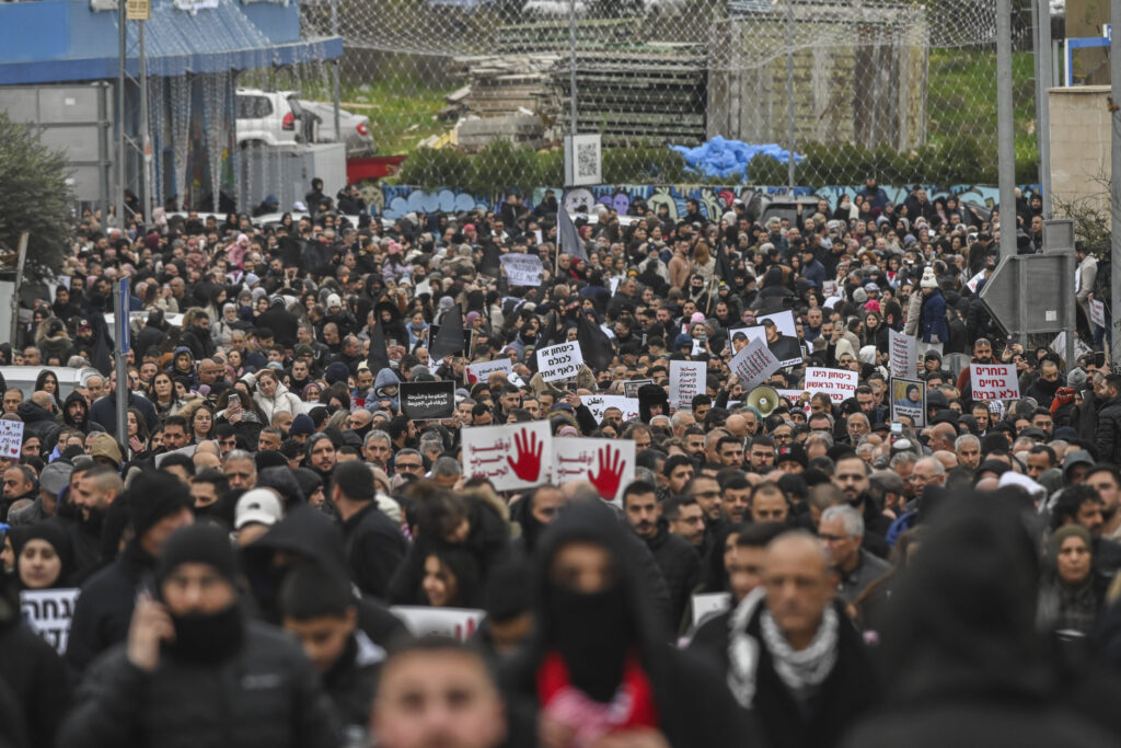 Mitglieder der arabischen Gemeinschaft in Israel protestieren am 22. Januar 2026 in Sakhnin im Norden Israels gegen die Gewalt in ihrer Gemeinschaft. Foto: Michael Giladi/Flash90