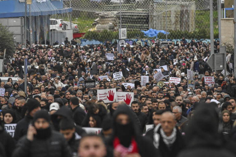 Mitglieder der arabischen Gemeinschaft in Israel protestieren am 22. Januar 2026 in Sakhnin im Norden Israels gegen die Gewalt in ihrer Gemeinschaft. Foto: Michael Giladi/Flash90