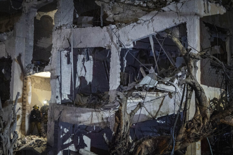 Israelische Sicherheits- und Rettungskräfte am Ort des Einschlags einer aus dem Iran abgefeuerten ballistischen Rakete, die am 28. Februar 2026 in Tel Aviv Schaden eingeschlagen ist. Foto: Chaim Goldberg/Flash90